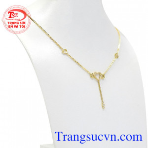 Chiếc dây chuyền này sẽ giúp các cô gái trông thu hút hơn và độ sáng của sản phẩm sẽ làm cho cổ của các nàng trông thon gọn và dài hơn.