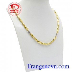 Dây chuyền vàng ấn tượng phái mạnh được chế tác từ vàng tây 10k. 