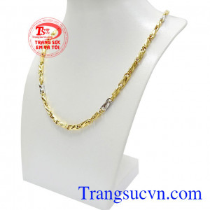 Nổi bật với các chi tiết được làm cách mạnh mẽ, toát lên vẻ nam tính. Dây chuyền vàng ấn tượng phái mạnh