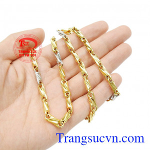 Không chỉ có phụ nữ mà ngày nay các đấng mày râu cũng rất chú trọng tới trang sức. Dây chuyền vàng ấn tượng phái mạnh
