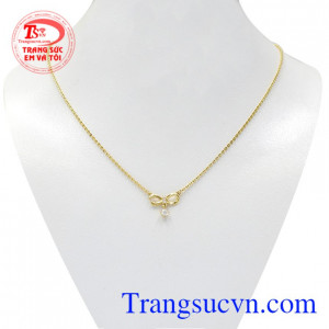 Dây chuyền vàng tây dễ thương được chế tác nhỏ nhắn mang đến vẻ yêu kiều mà lại vô cùng đáng yêu cho phái đẹp.