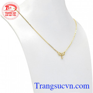 Với chiếc dây chuyền vàng này các cô gái có thể thỏa sức diện những bộ đầm thướt tha giúp làm tăng thêm phần nữ tính và duyên dáng cho các nàng.