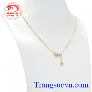 Chiếc dây chuyền này sẽ giúp tôn lên vẻ đẹp xinh yêu cho các cô gái giúp các nàng thu hút ánh nhìn của mọi người.
