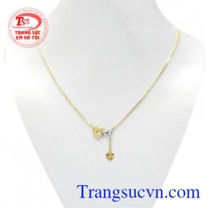 Dây chuyền vàng tây yêu thương được nhập khẩu từ Hàn Quốc với thiết kế đầy nữ tính và duyên dáng.