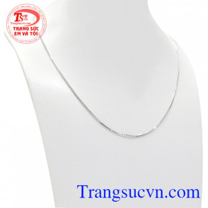 Thiết kế đơn giản, các đường nét khỏe khoắn tạo cảm giác mạnh mẽ hơn cho phái đẹp.