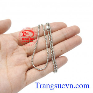 Từng đường nét tinh tế, tạo độ bắt sáng khiến chiếc dây chuyền trở nên ấn tượng. Dây chuyền vàng trắng lấp lánh