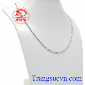 Dây chuyền vàng trắng lấp lánh được nhập khẩu trực tiếp từ Italy.