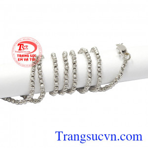 Sự kết hợp những hạt bi xinh xắn càng giúp người dùng thêm xinh đẹp và quyến rũ. Dây chuyền vàng trắng lấp lánh