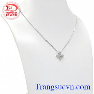 Khi văn hóa phương Tây du nhập vào Việt Nam trang sức vàng trắng trở nên thịnh hành và được ưa chuộng.