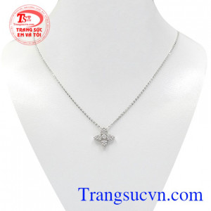 Dây chuyền vàng trắng thanh tú được chế tác tinh xảo và hoàn mỹ.
