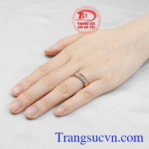 Đôi nhẫn cưới vàng cá tính tinh tế.