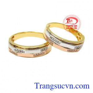 Đôi nhẫn cưới vàng cá tính mang phong cách cá tính tạo sự nổi bật cho sản phẩm.