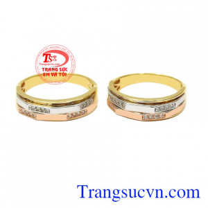 Các nhà chế tác hoàn kim đã khéo léo kết hợp hài hòa vàng màu, vàng trắng và vàng hồng tạo nên một cặp nhẫn cưới ấn tượng và lạ mắt.