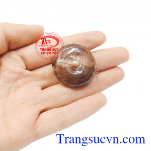 Sản phẩm có thể kết hợp cùng vàng hoặc bạc để làm trang sức phong thủy. Đồng xu thạch anh tóc an nhiên