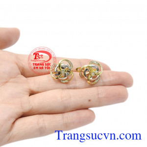 Hoa tai chong chóng kỳ diệu dễ dàng kết hợp cùng những trang phục và phụ kiện khác. 