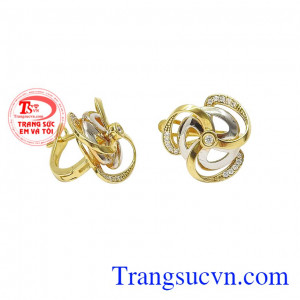 Kết hợp vàng trắng, vàng màu cùng những viên đá cz nhỏ càng làm tăng thêm sức hút. Hoa tai chong chóng kỳ diệu