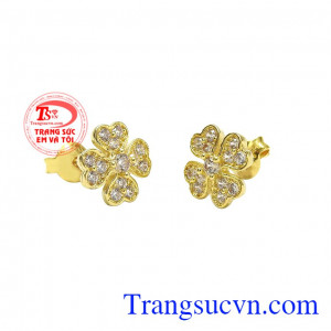 Mọi người thường nói nếu tìm được cỏ bốn lá cũng có nghĩa sắp có điều vui, may mắn đến. Hoa tai cỏ bốn lá trang nhã