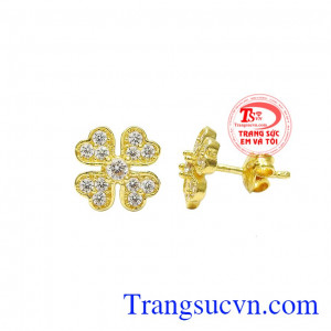 Vì thế mà cỏ bốn lá đã trở thành cảm hứng sáng tạo cho các nhà chế tác trang sức. Hoa tai cỏ bốn lá trang nhã