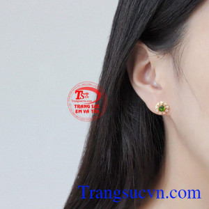 Hoa tai Diopside duyên dáng tinh tế.