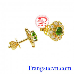 Đôi hoa tai này sẽ là sự lựa chọn hoàn hảo mang đến vẻ yêu kiều và thanh lịch dành cho phái đẹp.