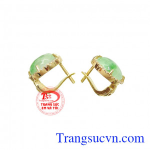 Không những thế khi đeo ngọc cẩm thạch còn giúp tôn lên vẻ sang trọng cho người dùng.