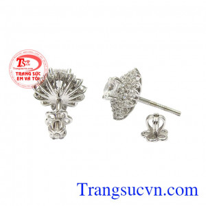Những viên đá kết hợp với nhau tỏa sáng khiến khuôn mặt người dùng cũng trở nên rạng rỡ và thu hút. Hoa tai kiêu sa vàng trắng