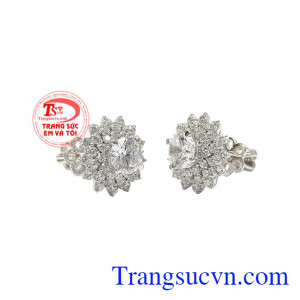 Thiết kế tinh xảo, kết hợp hài hòa tạo nên đôi hoa tai vừa kiêu sa nhưng cũng thật trang nhã. Hoa tai kiêu sa vàng trắng