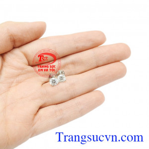 Vì thế, thay vì sử dụng kim cương thiên nhiên thì các nhà chế tác đã lựa chọn đá moissanite để làm trang sức với giá thành ưu đãi đưa đến tay khách hàng. Hoa tai moissanite trang nhã