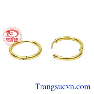 Kiểu dáng đơn giản, cổ điển nhưng không vì thế mà nó khiến người đeo trở nên kém hấp dẫn. Hoa tai nữ cá tính vàng tây