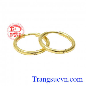 So với những sản phẩm hoa tai cầu kỳ, đôi hoa tai này sẽ giúp các chị em thỏa sức kết hợp cùng nhiều kiểu trang phục từ đi chơi, đi làm hay những bữa tiệc. Hoa tai nữ cá tính vàng tây