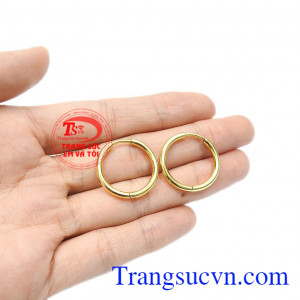 Phong cách trẻ trung phù hợp với nhiều độ tuổi. Hoa tai nữ cá tính vàng tây