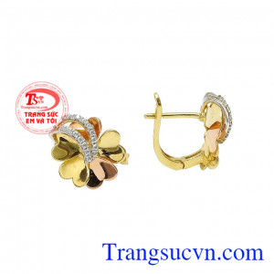 Kiểu dáng mới lạ tạo sức hút khó cưỡng với người nhìn. Hoa tai nữ hạnh phúc