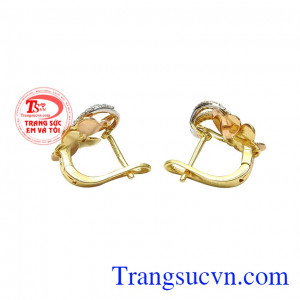 Từ các chi tiết hình trái tim ghép lại như một chiếc lá gợi cho người nhìn đến sự hạnh phúc và tươi trẻ. Hoa tai nữ hạnh phúc