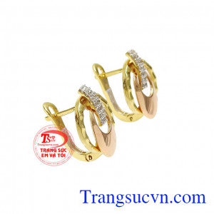 Hoa tai nữ quý phái kết hợp vàng màu và vàng hồng đem đến đôi bông tai ấn tượng. 