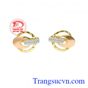 Kiểu dáng hợp thời trang, dễ dàng kết hợp cùng nhiều kiểu trang phục và phụ kiện. Hoa tai nữ quý phái