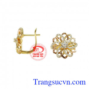 Những chi tiết được chế tác cách tỉ mỉ, đường phay sắc nét tạo độ bắt sáng. Hoa tai nữ rạng rỡ