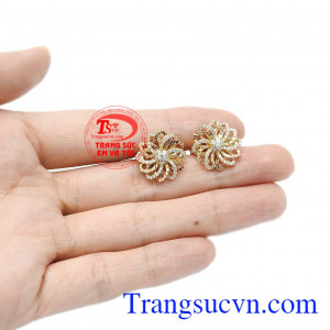 Hoa tai nữ rạng rỡ dễ dàng kết hợp cùng những trang phục đi dự tiệc hoặc đi làm. 