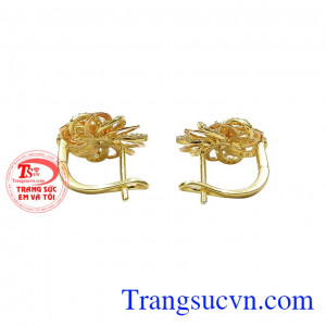 Các nhà chế tác cũng khéo léo kết hợp cùng đá cz mang đến đôi hoa tai sang trọng và quý phái. Hoa tai nữ rạng rỡ