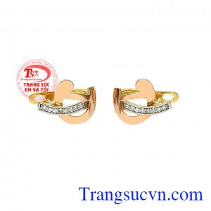 Được nhập khẩu Hàn Quốc, chế tác từ vàng tây 18k bền đẹp, sáng bóng. Hoa tai nữ thời trang