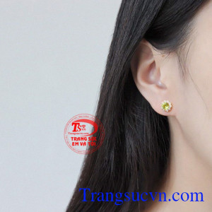 Hoa tai Peridot nữ tính xinh xắn.