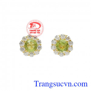 Hoa tai Peridot nữ tính được chế tác xinh xắn từ đá Peridot thiên nhiên và vàng 14k chất lượng.