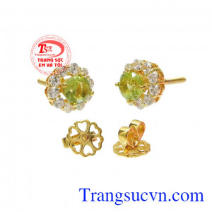 Hoa tai Peridot nữ tính phù hợp cho người mệnh Hỏa và mệnh Mộc.