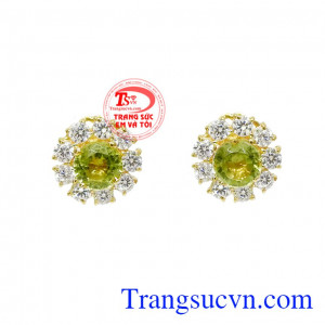 Hoa tai Peridot thanh lịch kiểu dáng xinh xắn, lấp lánh giúp các cô gái thu hút hơn trước đám đông.