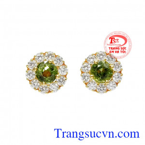 Hoa tai Sapphire thanh lịch mang đến vẻ sang trọng mà vẫn vô cùng thanh tú cho phái đẹp.