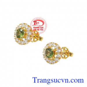 Được thiết kế với kiểu dáng nhỏ xinh cộng hưởng chất vàng 14k cao cấp và đá sapphire thiên nhiên tạo nên vẻ quyến rũ và đầy lôi cuốn cho phái đẹp.
