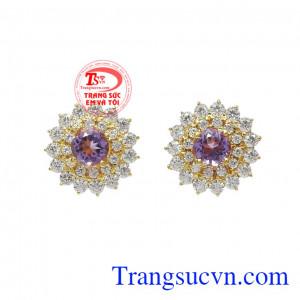 Hoa tai thạch anh tím nữ tính kiểu dáng nhỏ xinh mang đến vẻ duyên dáng và yêu kiều cho phái đẹp.