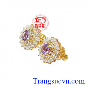 Với điểm nhấn là viên đá quý thạch anh tím tạo vẻ vừa sang trọng, vừa hiện đại đến cho nữ giới.