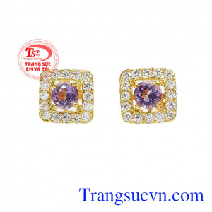 Hoa tai thạch anh tím tinh tế được chế tác tinh xảo, sắc nét.