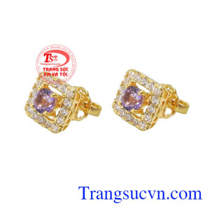 Các nhà chế tác hoàn kim đã khéo léo tạo nên đôi hoa tai gắn đá thạch anh tím đẹp mắt hợp với xu hướng trang sức gần đây.