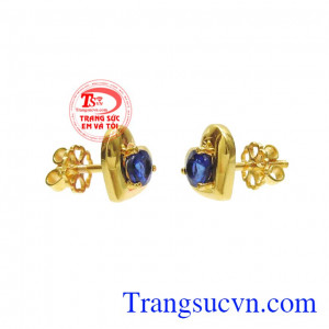 Với điểm nhấn là viên sapphire xanh dương giúp cho người con gái thân thương trông cuốn hút và nổi bật hơn.